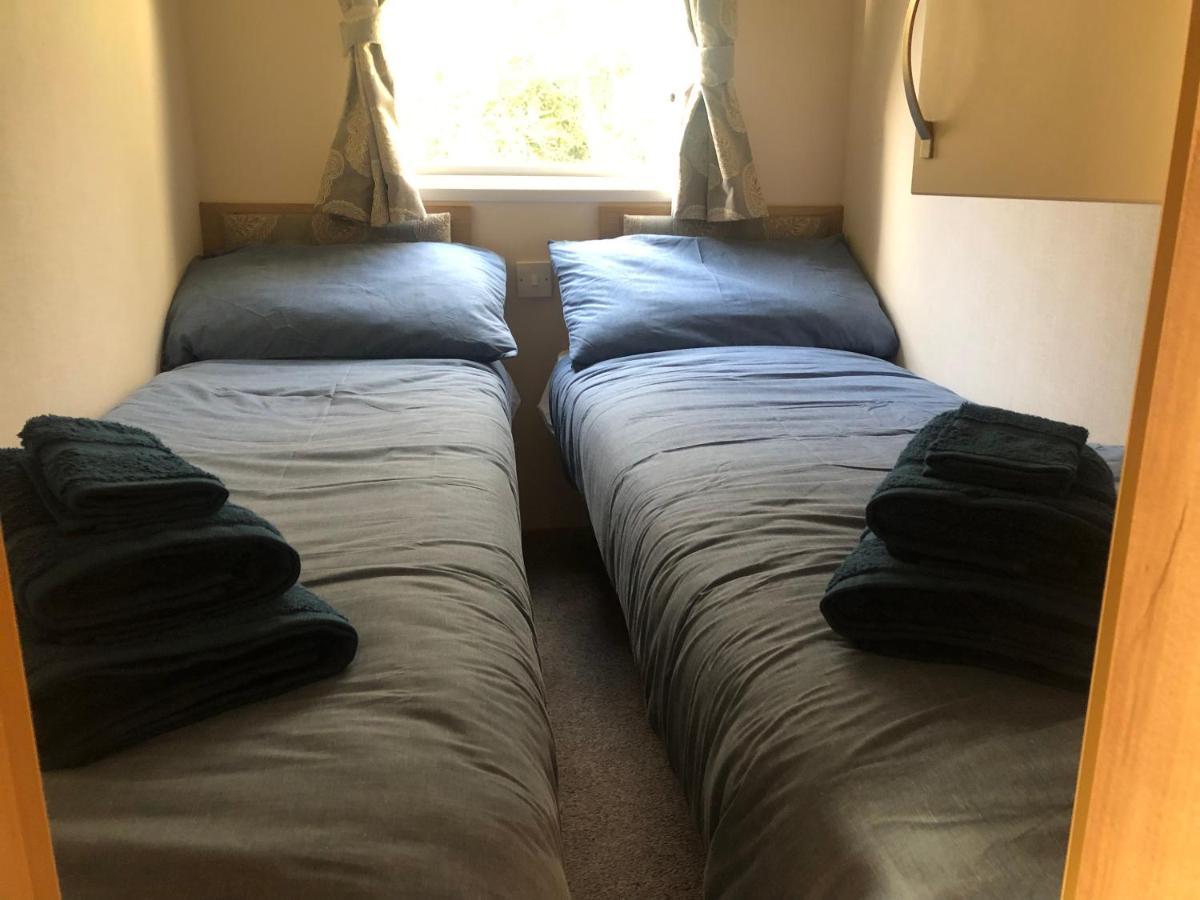 Classy Caravan With Ample Space Бембридж Екстериор снимка