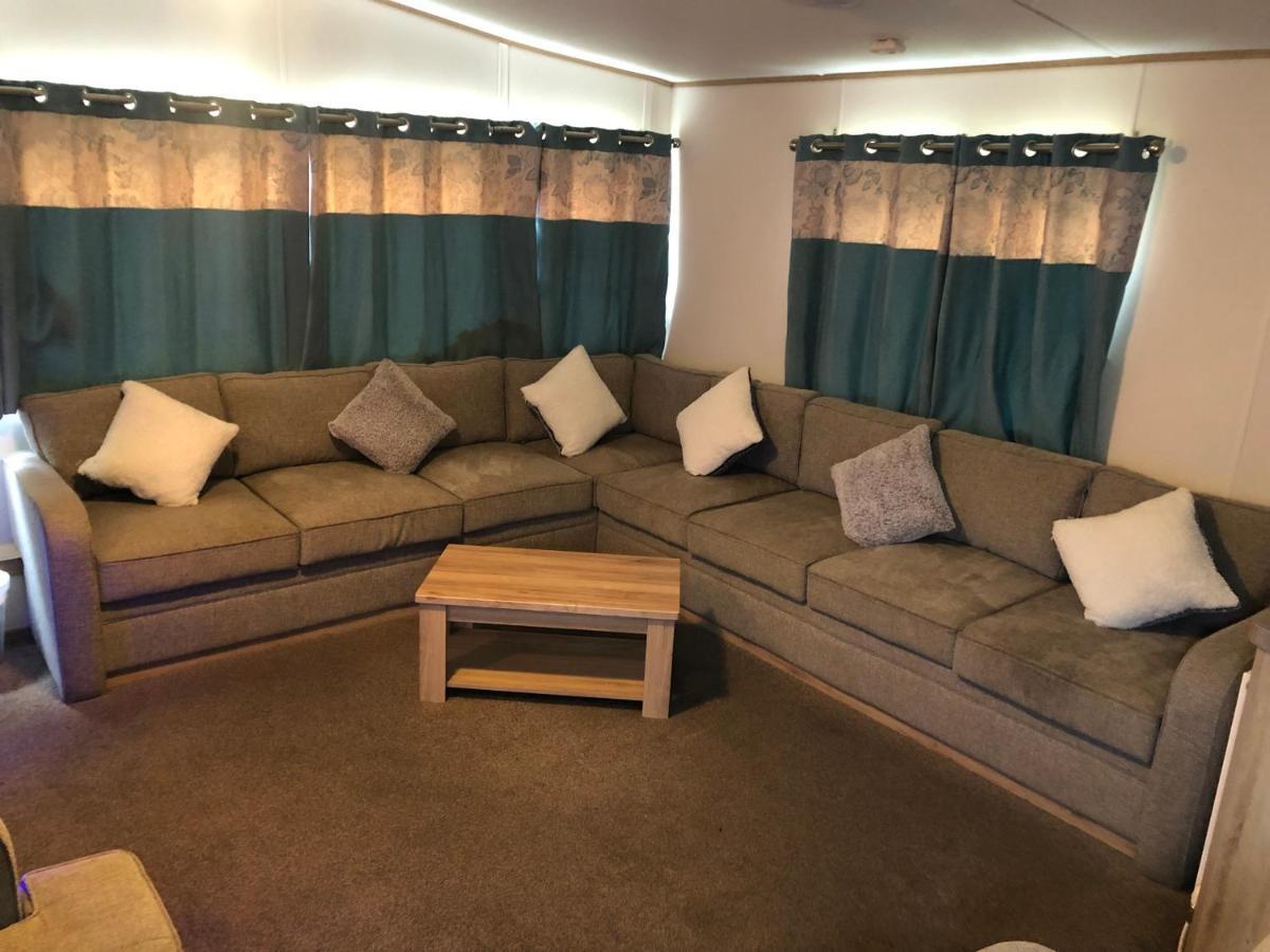 Classy Caravan With Ample Space Бембридж Екстериор снимка