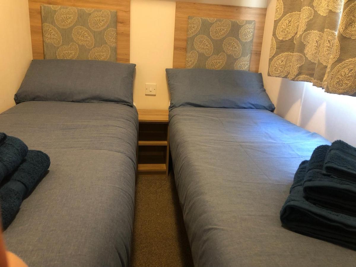 Classy Caravan With Ample Space Бембридж Екстериор снимка