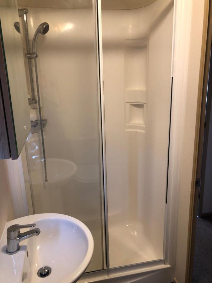 Classy Caravan With Ample Space Бембридж Екстериор снимка