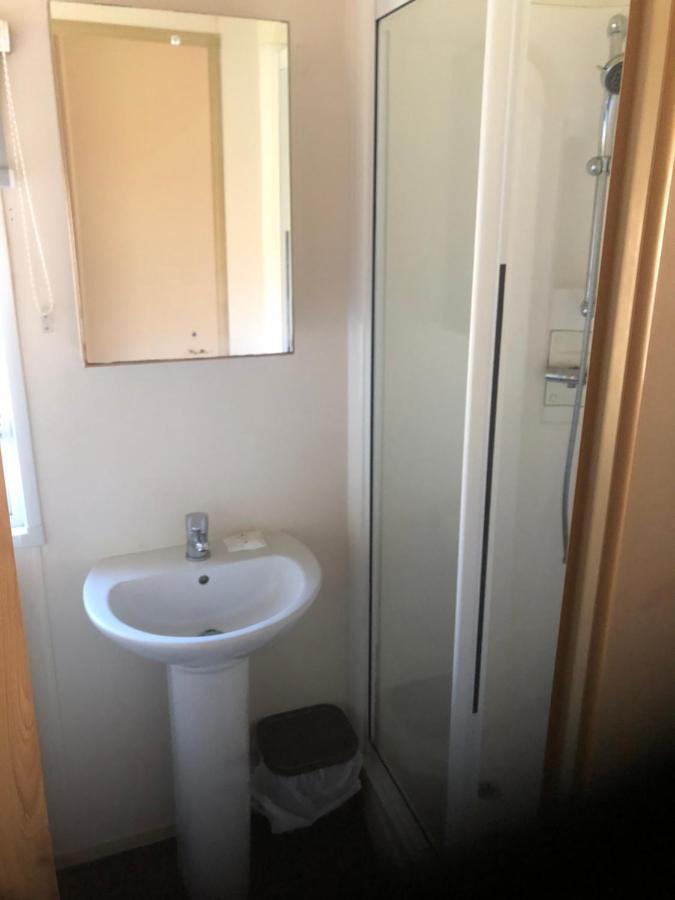 Classy Caravan With Ample Space Бембридж Екстериор снимка