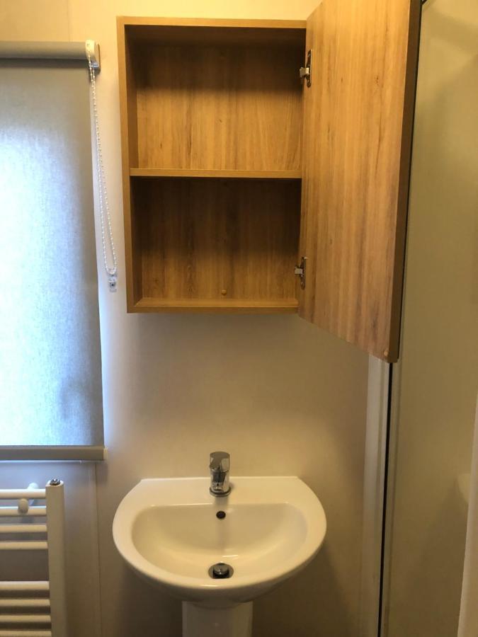 Classy Caravan With Ample Space Бембридж Екстериор снимка