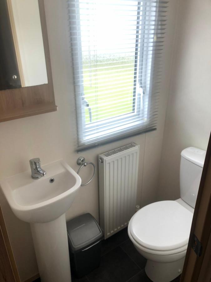 Classy Caravan With Ample Space Бембридж Екстериор снимка