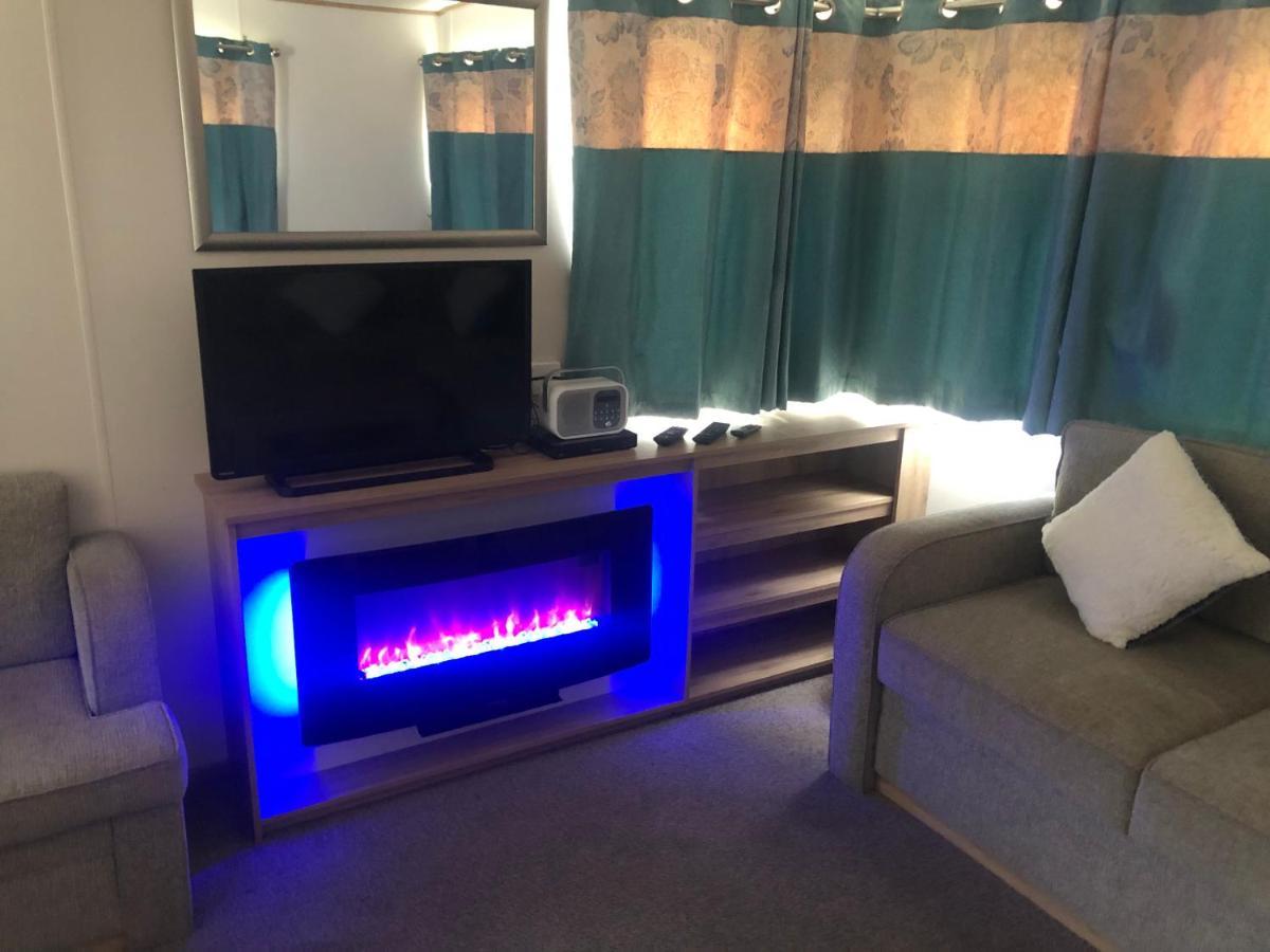 Classy Caravan With Ample Space Бембридж Екстериор снимка