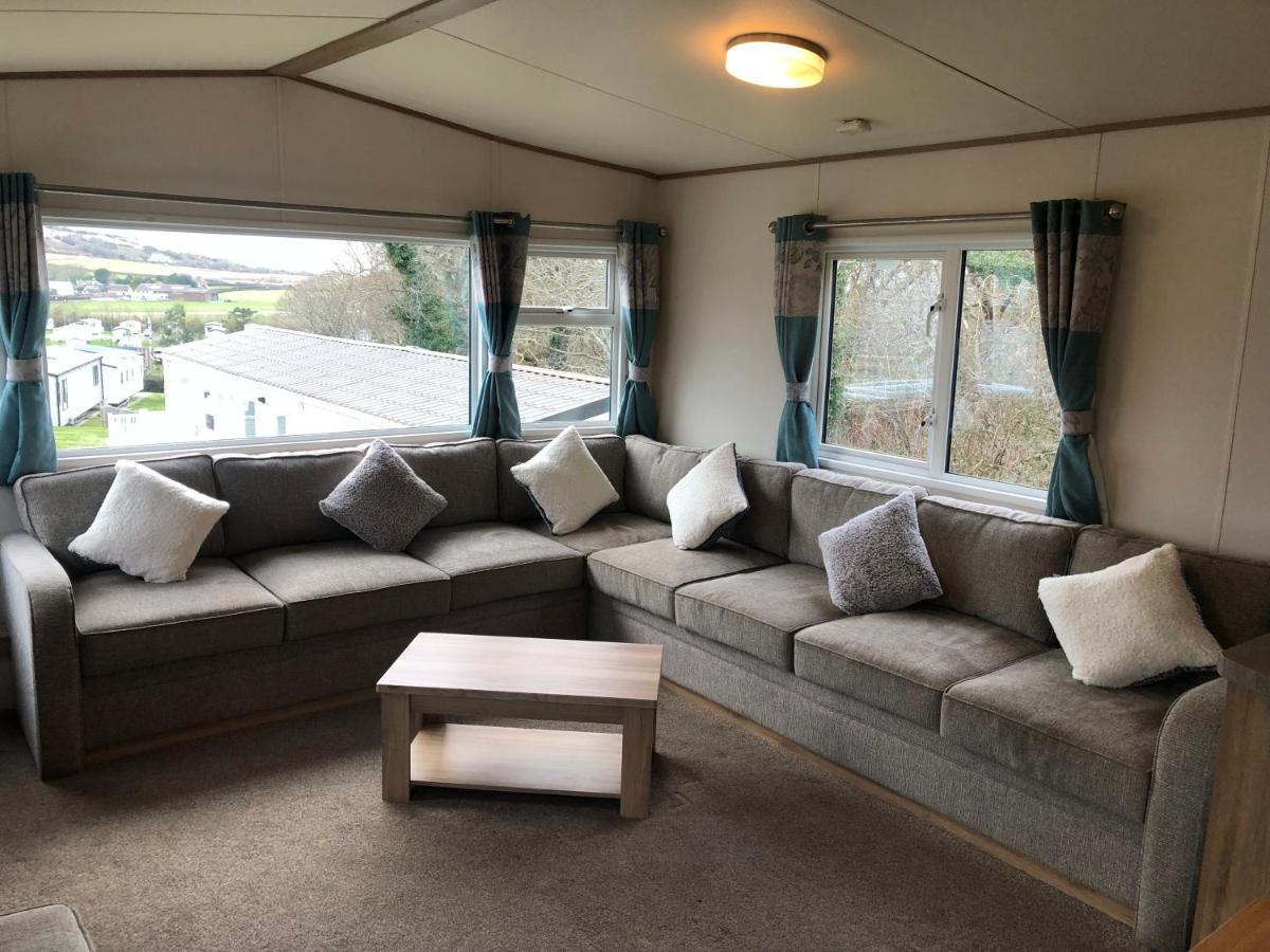 Classy Caravan With Ample Space Бембридж Екстериор снимка