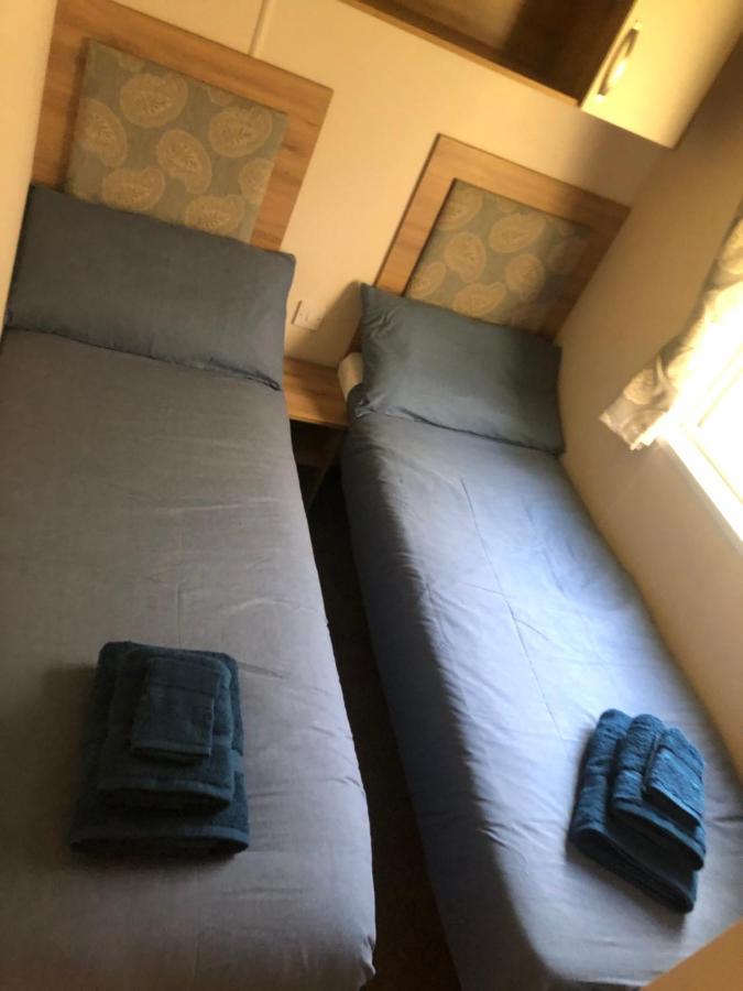 Classy Caravan With Ample Space Бембридж Екстериор снимка
